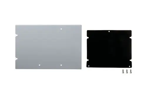Zwei Metallplatten in silber und schwarz, mit vier Löchern für die Befestigung, daneben drei Schrauben, geeignet für die Verwendung mit Brötje-Geräten.