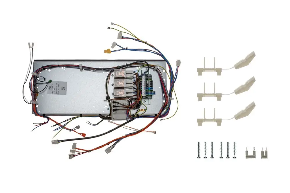 Brötje Regelung mit Klemmen und Kabeln, Montageschrauben sowie drei Halterungen, ausgestattet mit Sicherungen und Anschlussleitungen auf einer Metallbasis.