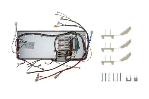 Brötje Regelung mit Klemmen und Kabeln, Montageschrauben sowie drei Halterungen, ausgestattet mit Sicherungen und Anschlussleitungen auf einer Metallbasis.