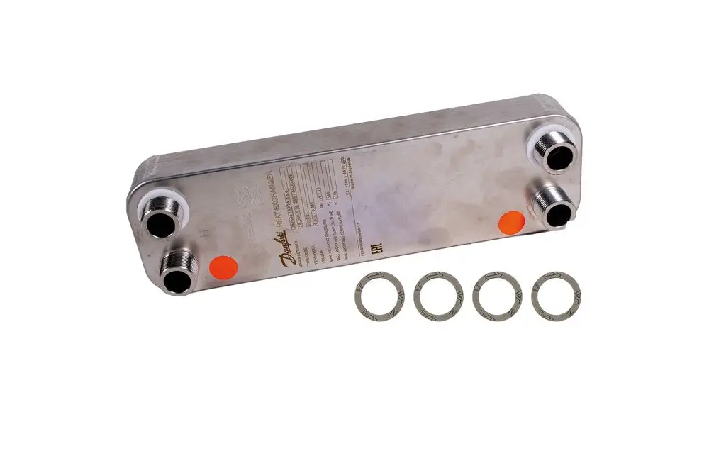 Brötje Wärmetauscher in Edelstahl, rechteckige Form mit zwei Anschlussgewinden und orangefarbenen Markierungen. Vier metalldichtende Ringe liegen daneben.