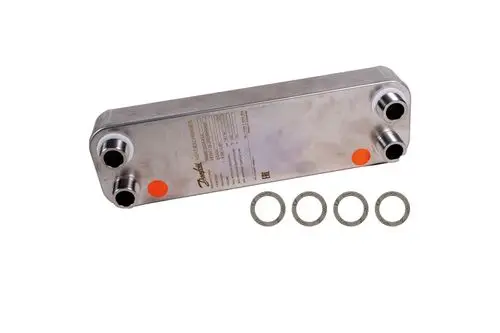 Brötje Wärmetauscher in Edelstahl, rechteckige Form mit zwei Anschlussgewinden und orangefarbenen Markierungen. Vier metalldichtende Ringe liegen daneben.