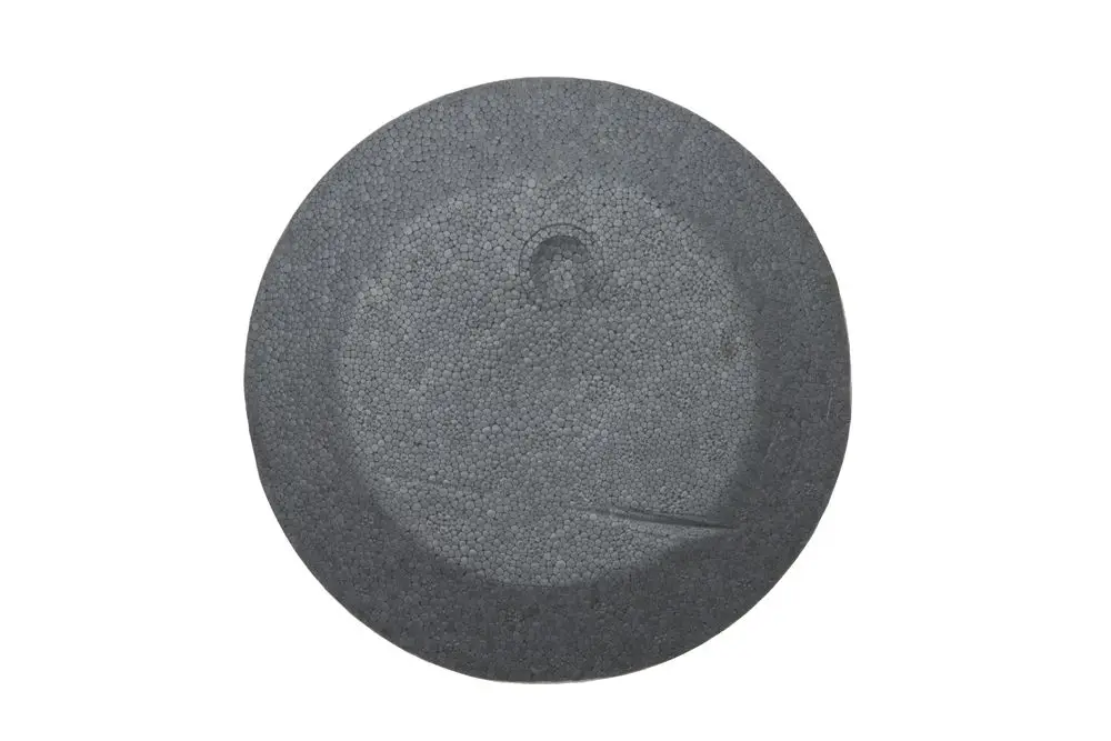 Grauer, runder Deckel aus Isoliermaterial von Brötje, mit gleichmäßiger, texturierter Oberfläche und flachem Rand. Geeignet für Speicherisolierung.