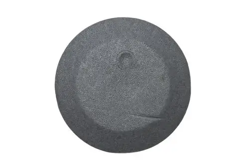 Grauer, runder Deckel aus Isoliermaterial von Brötje, mit gleichmäßiger, texturierter Oberfläche und flachem Rand. Geeignet für Speicherisolierung.