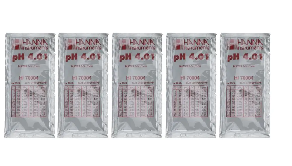 Fünf Packungen Pufferlösung in Einzelportionsbeuteln, markiert mit "pH 4.01", zur Verwendung von Brötje. Hinweise zur Handhabung und Temperatur abgedruckt.