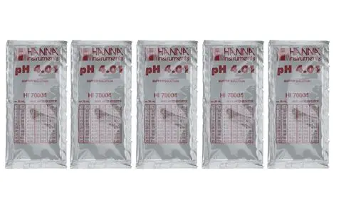 Fünf Packungen Pufferlösung in Einzelportionsbeuteln, markiert mit "pH 4.01", zur Verwendung von Brötje. Hinweise zur Handhabung und Temperatur abgedruckt.