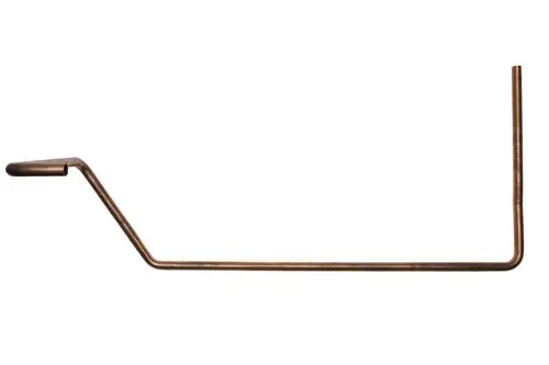 Kupferrohr mit gebogenem Ende, möglicherweise Teil eines Heizsystems, von der Marke Brötje, in einfacher Form mit langer, gerader Linie und einem abgewinkelten Abschnitt.