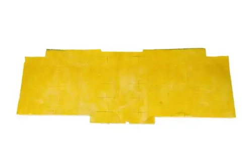 Gelbes Isoliermaterial mit mehreren Falzungen und Schnittmarkierungen, möglicherweise zur Verwendung im Heizungsbereich, von der Marke Brötje.