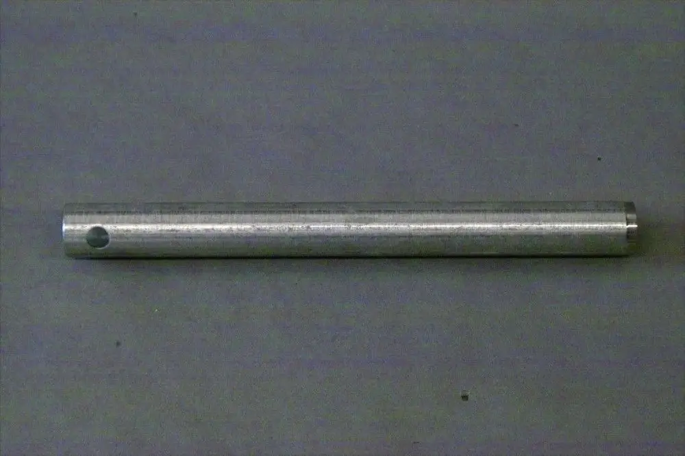 Langes, zylindrisches Metallrohr mit einer Bohrung an einer Seite. Das Produkt gehört zur Marke Brötje und dient in technischen Anwendungen.