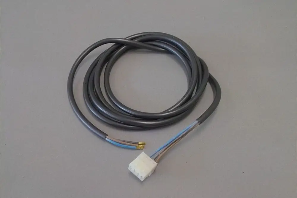 Schwarzes Kabel mit multifunktionalem Stecker von Brötje, geeignet für den Anschluss in Heizungsanlagen. Adapterleitungen sind ungeschützt in der Mitte freigelegt.