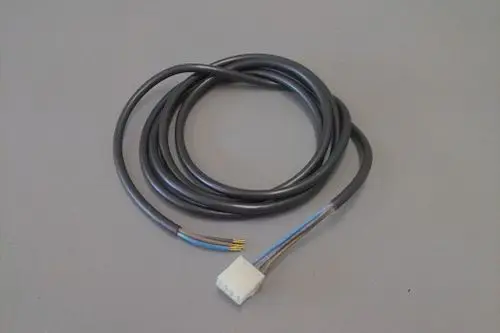 Schwarzes Kabel mit multifunktionalem Stecker von Brötje, geeignet für den Anschluss in Heizungsanlagen. Adapterleitungen sind ungeschützt in der Mitte freigelegt.