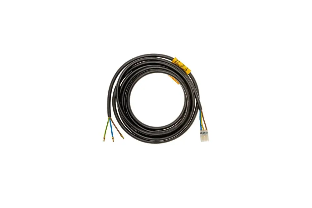 Schwarzes Kabel mit drei farbigen Leitungen (grün, blau, braun) und einem Stecker am Ende. Produkt von Brötje, vermutlich für eine Ladepumpe verwendet.