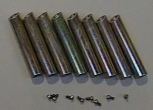Zwei Reihen von metallischen Rohren mit mehreren kleinen Schrauben darunter, möglicherweise zur Verwendung in Heizsystemen von Brötje.