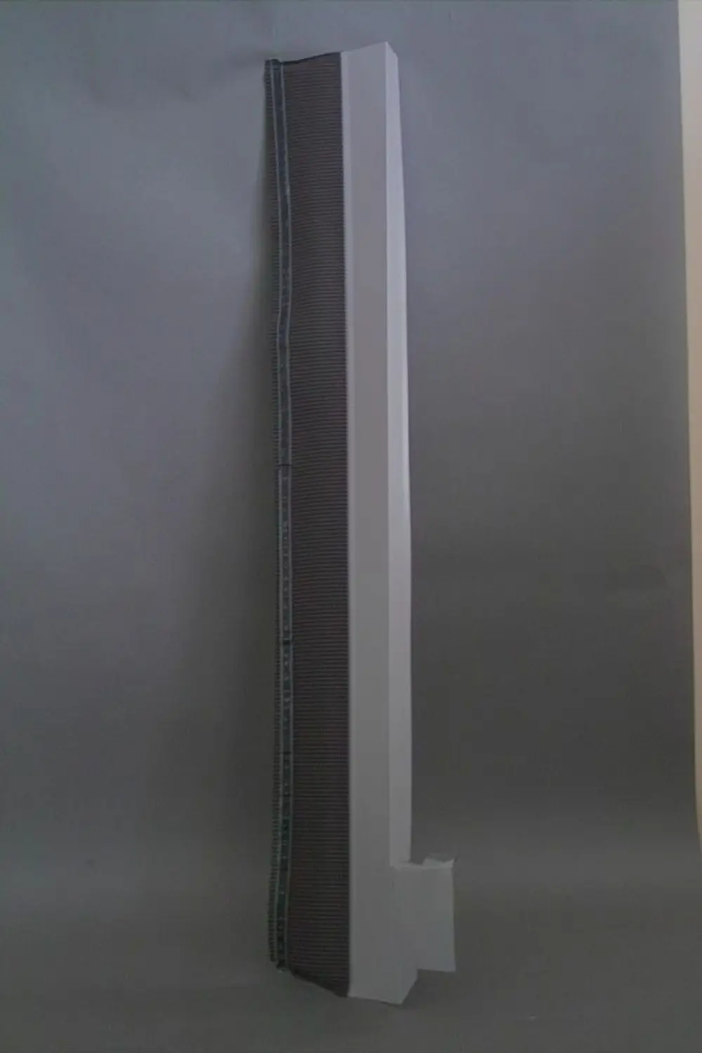 Brötje Eindeckblech in vertikaler Position, mit einer glatten Oberfläche und einem Verlauf an der Seite, steht vor einem neutralen Hintergrund.