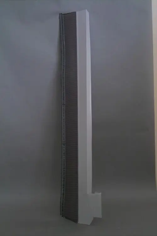 Brötje Eindeckblech in vertikaler Position, mit einer glatten Oberfläche und einem Verlauf an der Seite, steht vor einem neutralen Hintergrund.