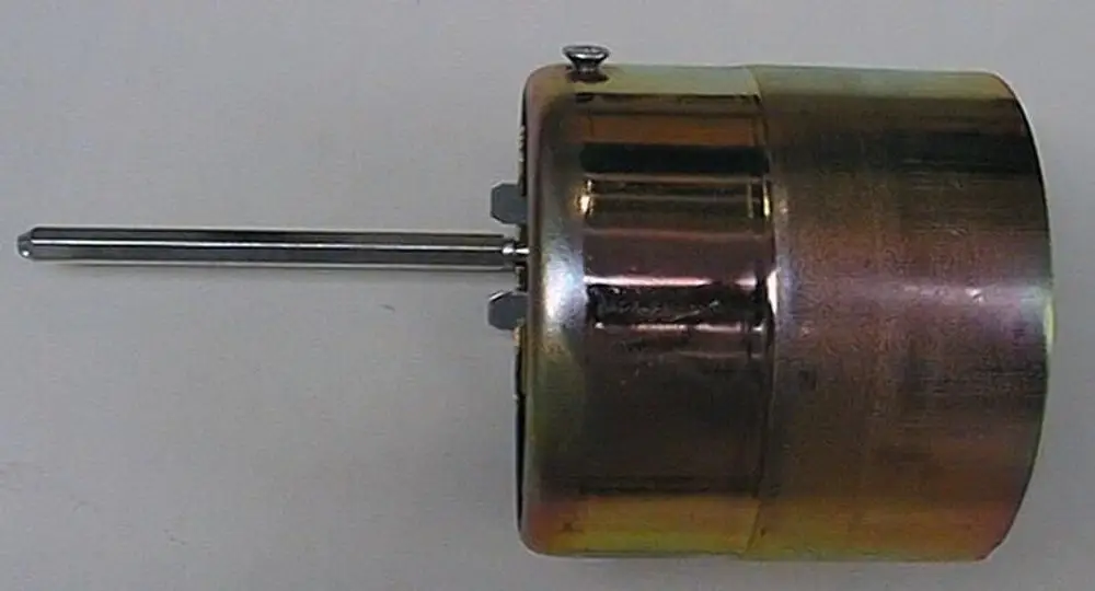 Brötje Flammenrohr mit einer zylindrischen Metallstruktur und einem geraden Stift, der an der Seite angebracht ist.
