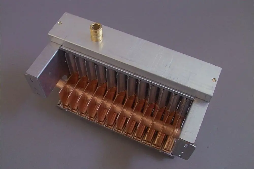 Brötje Brenner mit mehreren Kupferrohren und einem Aluminiumgehäuse, Anschluss oben, zur Verwendung in Heizanlagen.