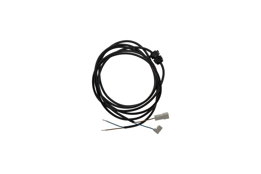 Brötje Adapter mit Kabel, bestehend aus mehreren Drähten und Steckverbindern, auf schwarzem Hintergrund.