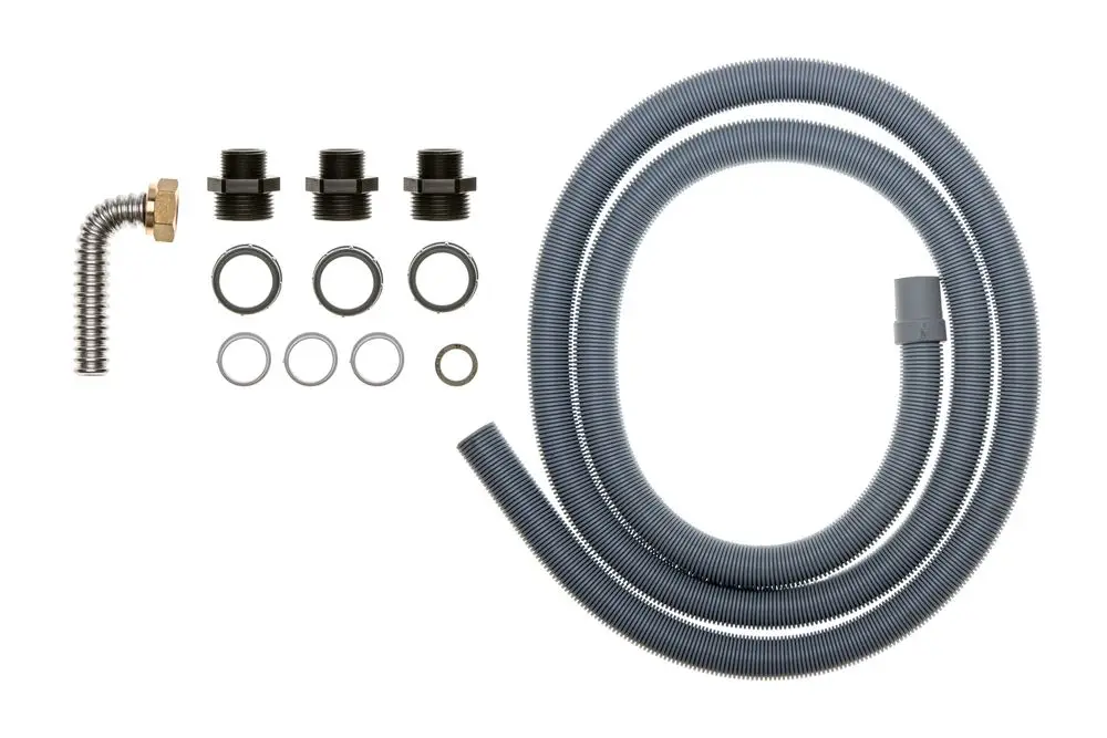 Brötje Anschlussset mit einem flexiblen, gewundenen Rohr, mehreren vernickelten Nippeln und Dichtungsringen. Ideal für Heizungs- oder Sanitärinstallationen.