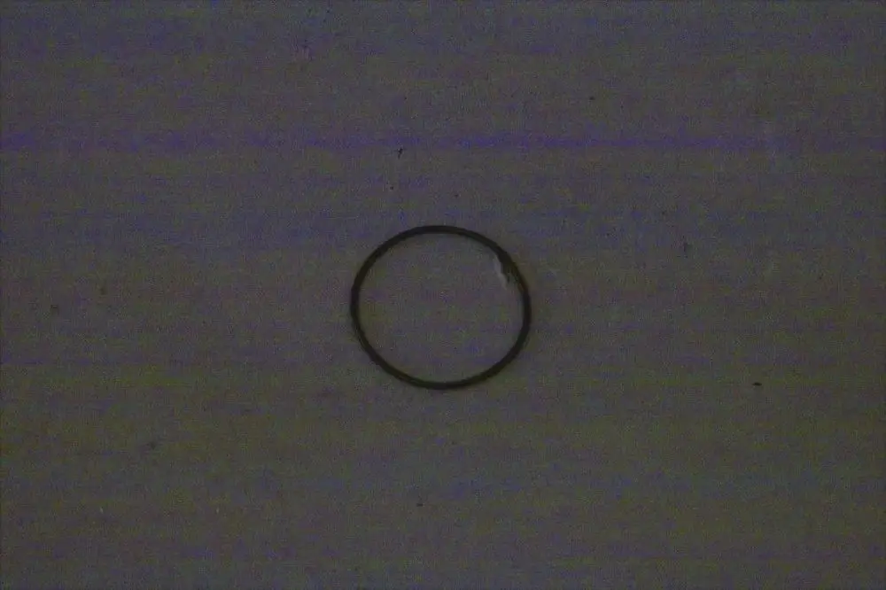 Schwarzer O-Ring auf hellem Untergrund, vermutlich von Brötje, sieht aus wie ein Dichtungsring, der in Ölfiltern verwendet wird.