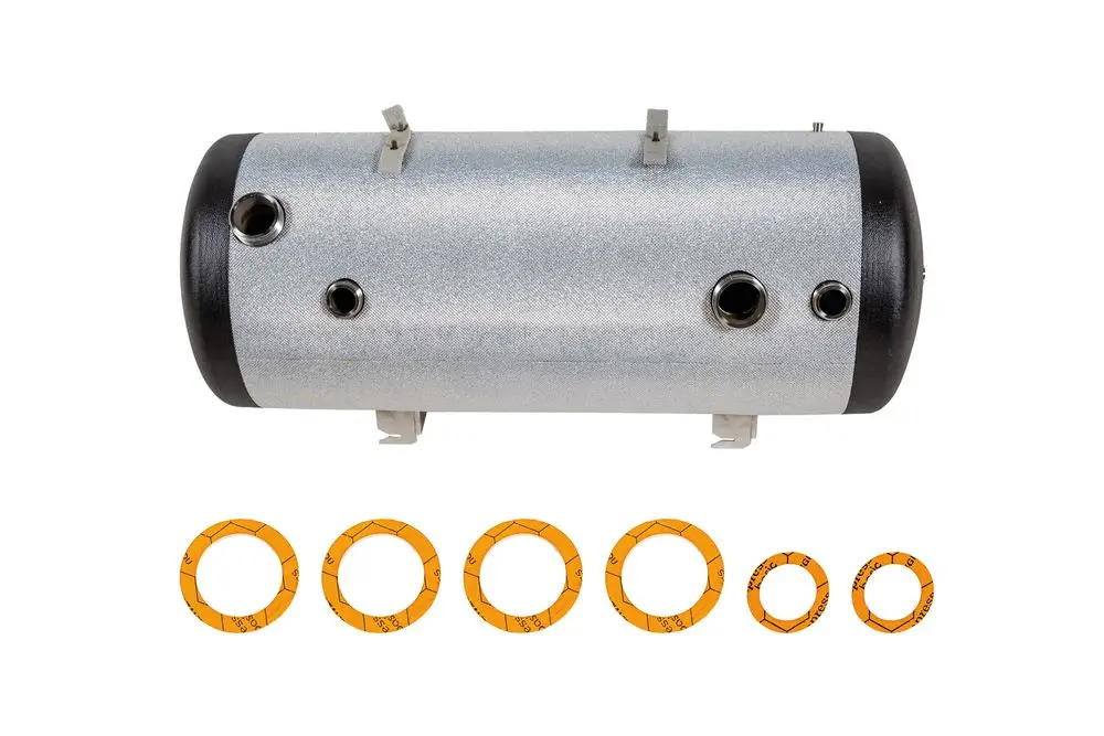 Brötje Speicher mit einem zylindrischen Metallgehäuse, zwei Anschlüssen und fünf orangefarbigen Ringelementen darunter zur Kennzeichnung oder für Montagezwecke.