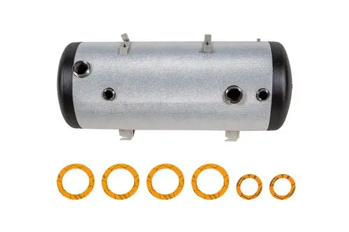 Brötje Speicher mit einem zylindrischen Metallgehäuse, zwei Anschlüssen und fünf orangefarbigen Ringelementen darunter zur Kennzeichnung oder für Montagezwecke.