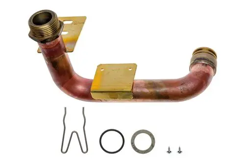 Brötje Rücklaufrohr in gebogener Form mit Metallanschlüssen, montiert an einer flachen Halterung. Zubehörteile wie Dichtungen und Schrauben sind in separater Anordnung dargestellt.