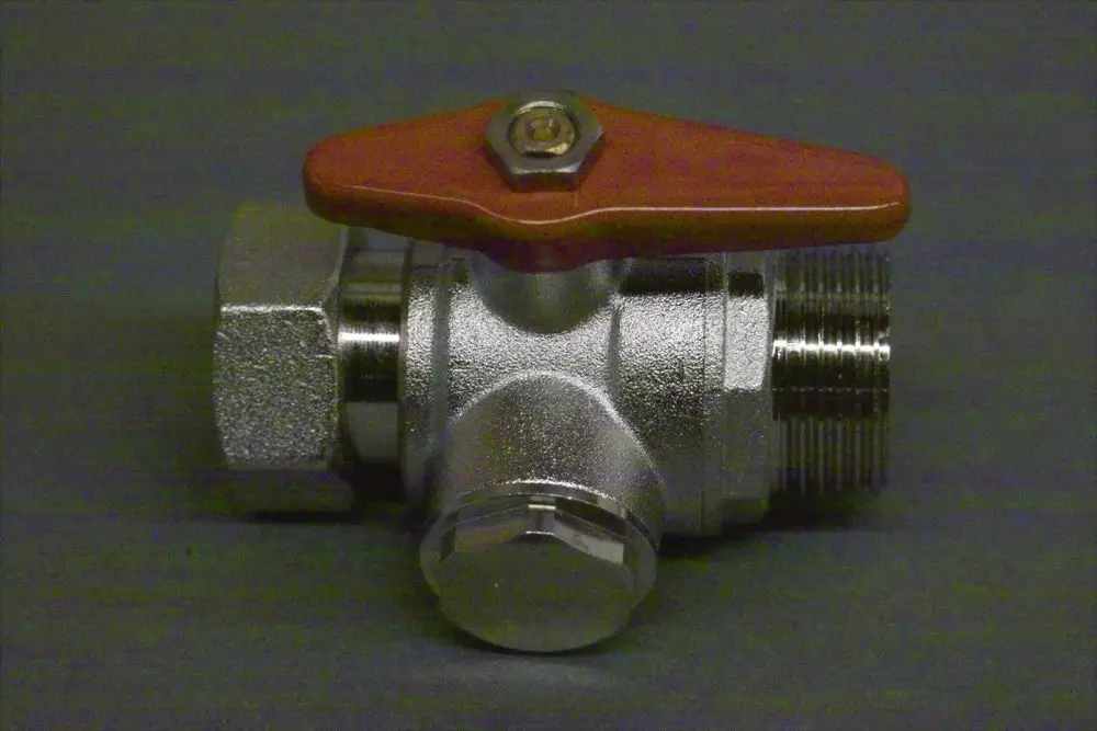 Kugelhahn mit Filter in metallischer Ausführung und rotem Hebel, geeignet für Rohrleitungen. Herstellermarke: Brötje.