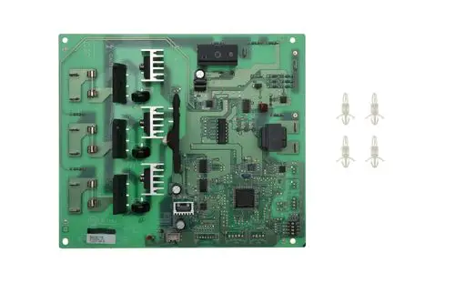 Grüne Platine von Brötje mit verschiedenen elektronischen Komponenten und Anschlüssen, sichtbar sind mehrere Steckplätze und Schaltkreise, einige kleine transparente Teile daneben.