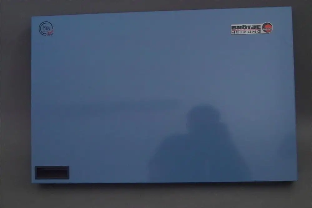 Blau lackierte Verkleidungstür mit einem Brötje-Logo, eine glatte Oberfläche ohne erkennbare Funktionselemente, installiert in einem technischen Umfeld.