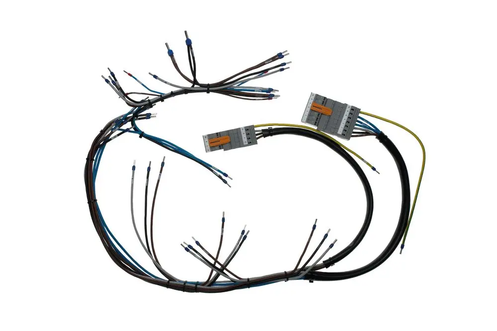 Kabelbaum mit mehreren Leitungen in verschiedenen Farben, hergestellt von Brötje, mit zwei Steckverbindern zur elektrischen Verbindung.