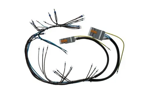 Kabelbaum mit mehreren Leitungen in verschiedenen Farben, hergestellt von Brötje, mit zwei Steckverbindern zur elektrischen Verbindung.