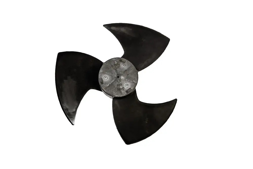 Brötje Propeller mit vier Blättern, montiert auf einer zentralen Achse. Der Propeller ist aus einem dunklen Material gefertigt und hat eine symmetrische Form.