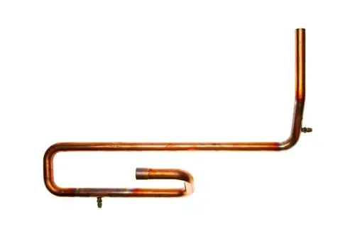Kupferne Saugleitung von Brötje mit gebogenem Design und Anschlussmöglichkeiten. Ideal für den Einsatz in Heizungs- oder Kühlungssystemen.