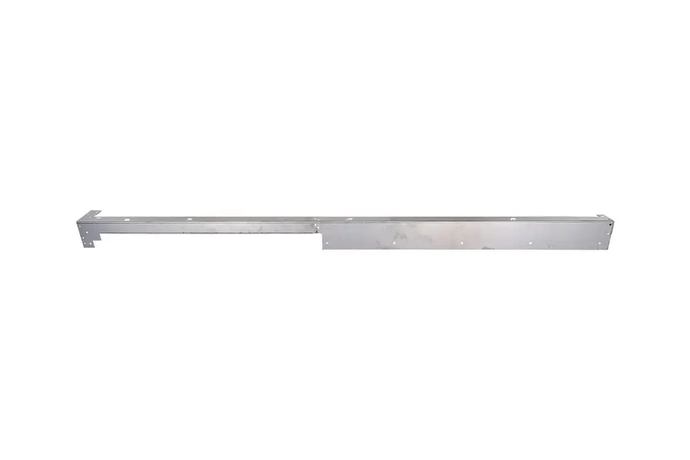 Aluminiumprofil, lang und schmal, mit mehreren Befestigungslöchern. Teil einer Brötje Heizungsanlage, spezifisch für die Montage.