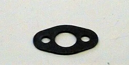 Schwarze Dichtung von Brötje, oval mit zwei seitlichen Bohrungen und einem mittigen Loch, auf heller Unterlage.