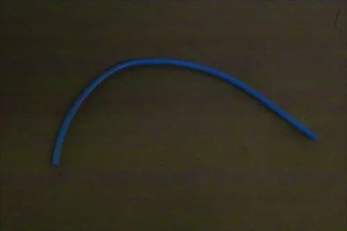 Blauer Schlauch auf dunklem Untergrund, leicht gebogen, möglicherweise von der Marke Brötje, könnte gekürzt werden.