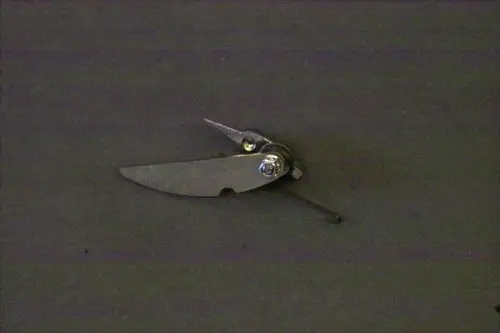 Brötje Luftklappenregelsystem, bestehend aus einem metallischen Teil mit beweglichen Klappen und einer Federmechanik, auf grauem Hintergrund abgebildet.