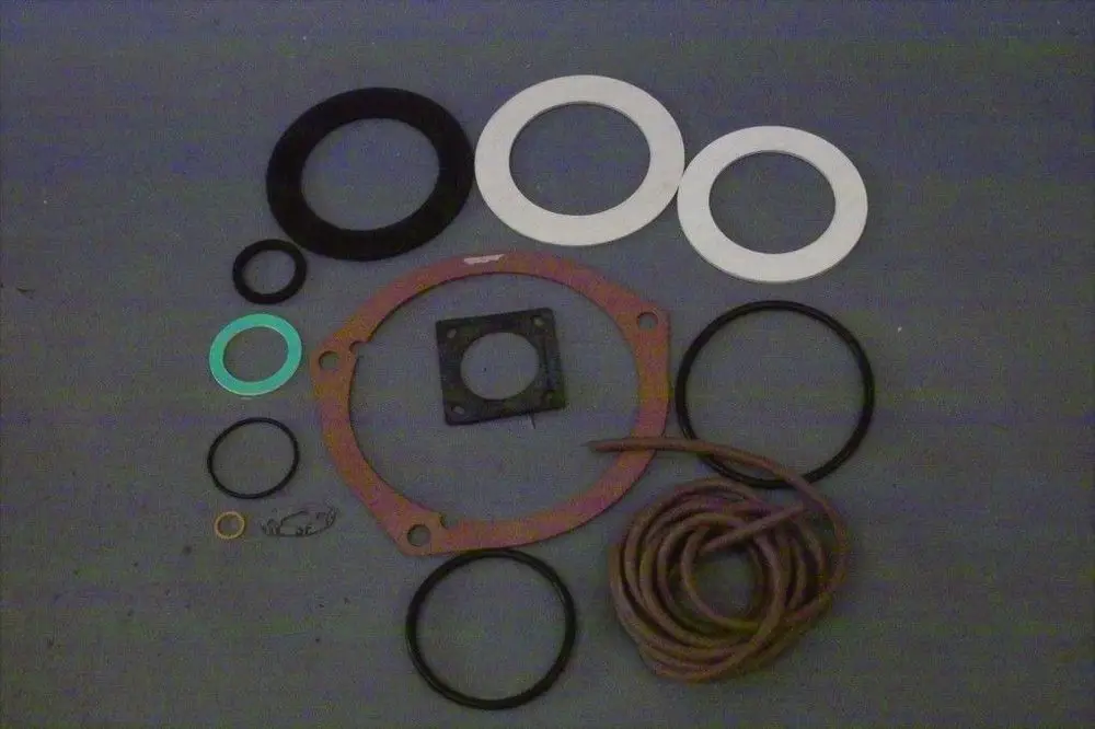 Brötje Dichtungs-Set mit verschiedenen Dichtungen und Ringen in unterschiedlichen Formen und Größen, angeordnet auf einer neutralen Oberfläche.