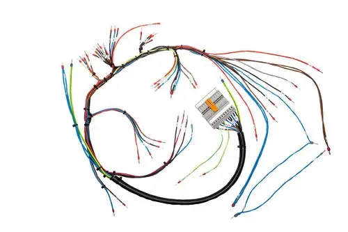 Kabelbaum von Brötje mit mehreren farbigen Kabeln, die zu einem Stecker führen. Die Kabel sind unordentlich angeordnet, einige mit abisolierten Enden.