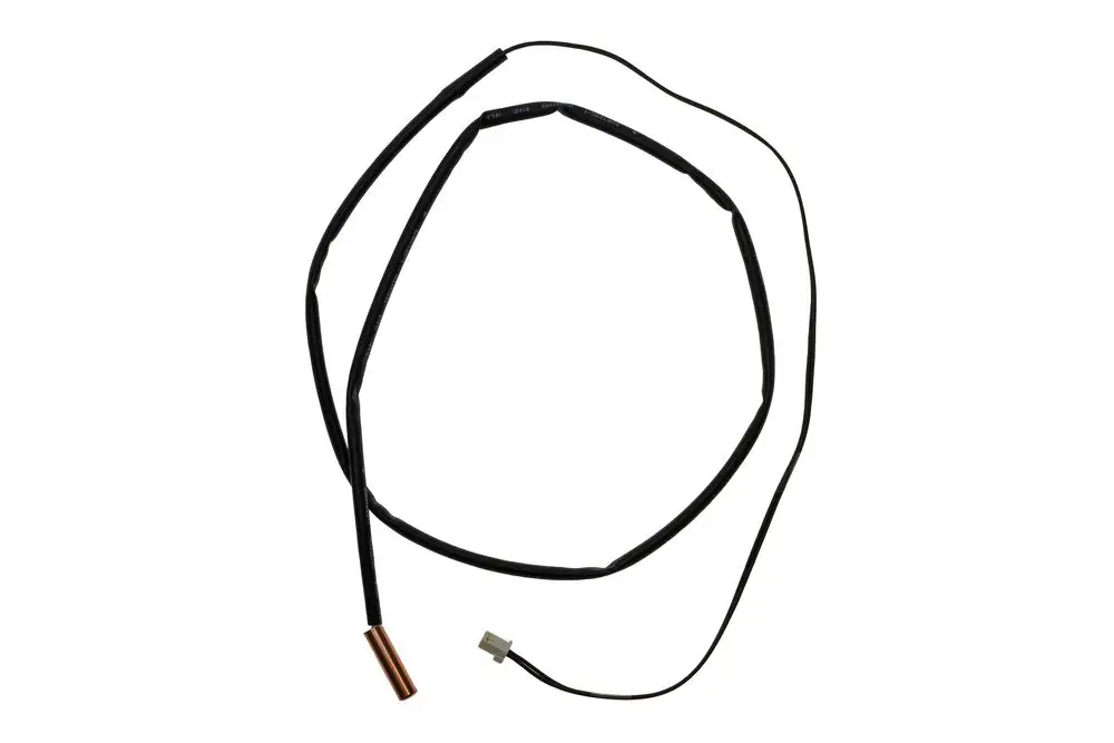 Fühler mit einem langen, schwarzen Kabel und einer metallischen Spitze. Die Kabelverbindung zeigt Anschlussstellen, möglicherweise für Heizungs- oder Regelungssysteme von Brötje.