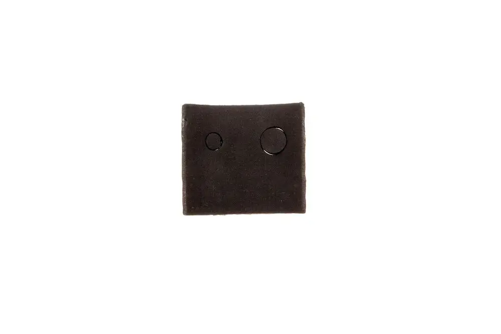 Schwarzes, rechteckiges Isoliermaterial von Brötje mit zwei kleinen, runden Einschnitten auf der Oberfläche.