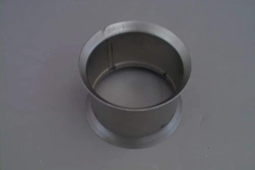 Brötje Schiene aus Metall, zylindrisch mit offener Seite, auf grauem Hintergrund. Eignet sich möglicherweise für die Montage von Verkleidungselementen.