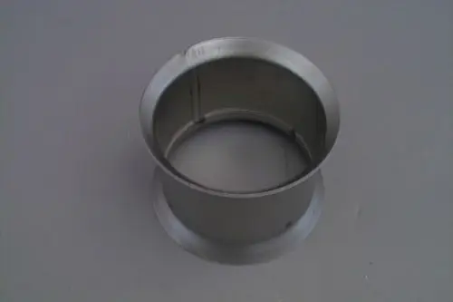Brötje Schiene aus Metall, zylindrisch mit offener Seite, auf grauem Hintergrund. Eignet sich möglicherweise für die Montage von Verkleidungselementen.