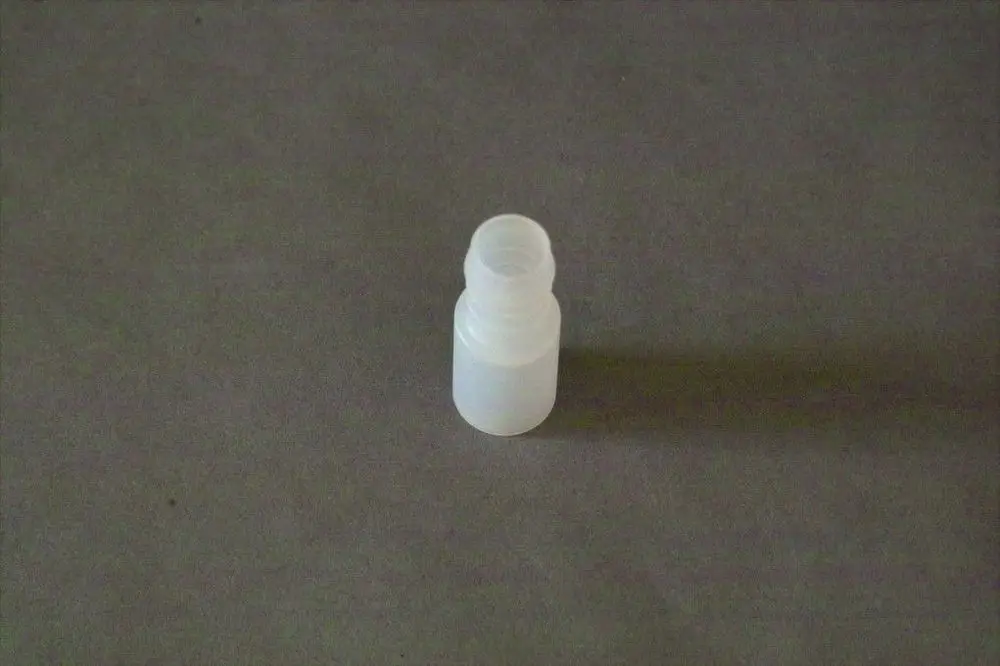 Weißer Kunststoffadapter von Brötje, zylindrisch geformt mit einer Öffnung an der Oberseite und einem geschlossenen Boden, auf grauem Hintergrund abgebildet.
