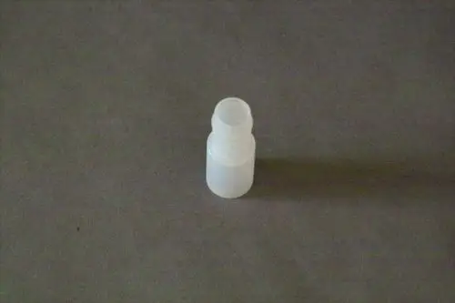 Weißer Kunststoffadapter von Brötje, zylindrisch geformt mit einer Öffnung an der Oberseite und einem geschlossenen Boden, auf grauem Hintergrund abgebildet.