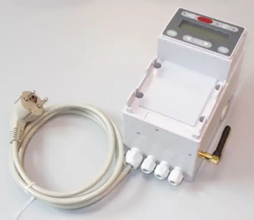 Brötje Steuerungseinheit mit Display, Elektroanschluss und mehreren Rohranschlüssen. Kompaktbauweise für spezielle Anwendungen.