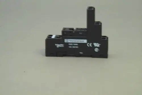 Brötje Steckmodul für ein 8-poliges Mini-Relais, schwarze Bauform mit Kennzeichnungen und Anschlüssen auf einer Seite, vor neutralem Hintergrund.