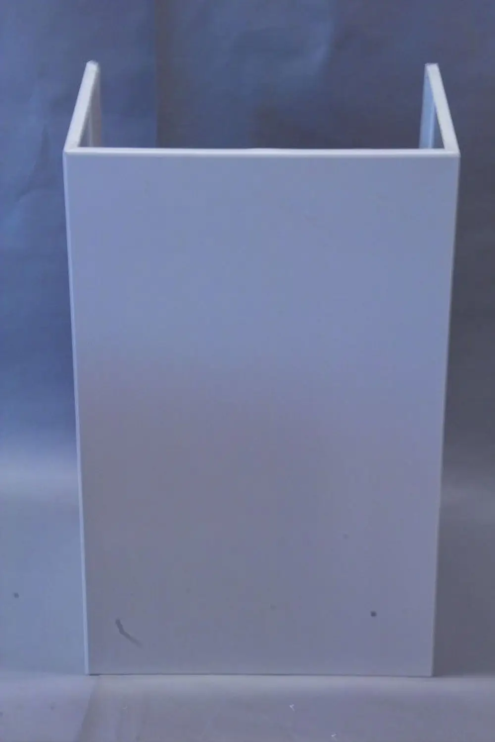 Weißer, rechteckiger Kasten aus einem glatten Material, der für die Verkleidung von Heizungsanlagen wie Brötje geeignet ist. Der Kasten hat offene Seiten und eine neutrale Oberfläche.