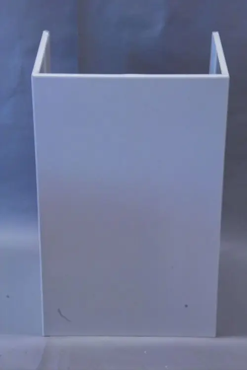 Weißer, rechteckiger Kasten aus einem glatten Material, der für die Verkleidung von Heizungsanlagen wie Brötje geeignet ist. Der Kasten hat offene Seiten und eine neutrale Oberfläche.