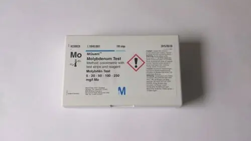 Produktverpackung von Brötje für einen Testsatz zur Molybdän-Analyse mit Teststreifen und Reagenz in einer kompakten Box. Hinweise zur Handhabung sind aufgedruckt.